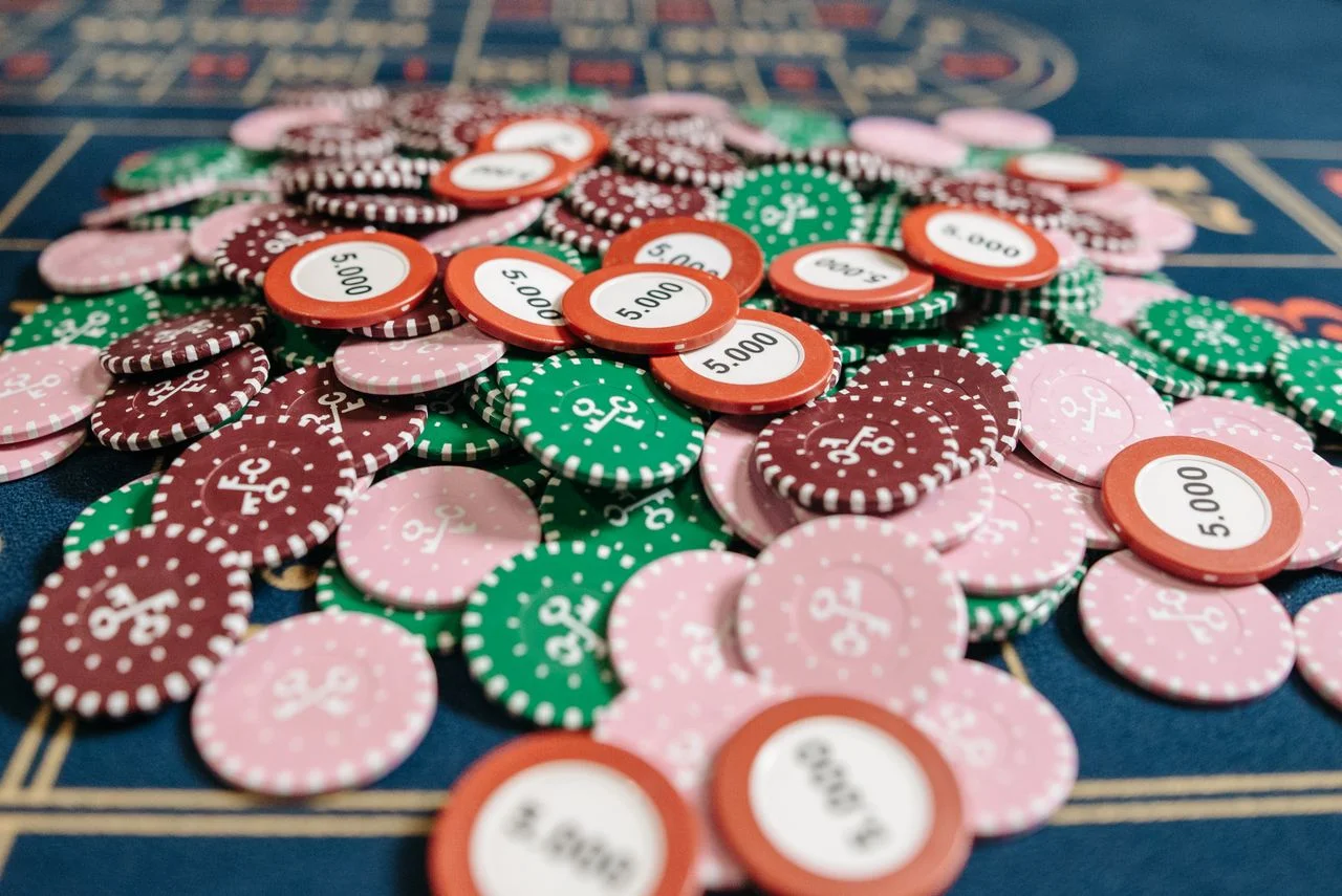 wynn09 — Dragon Tiger Khác Gì Baccarat? Luật Chơi & Điểm Quyết Định
